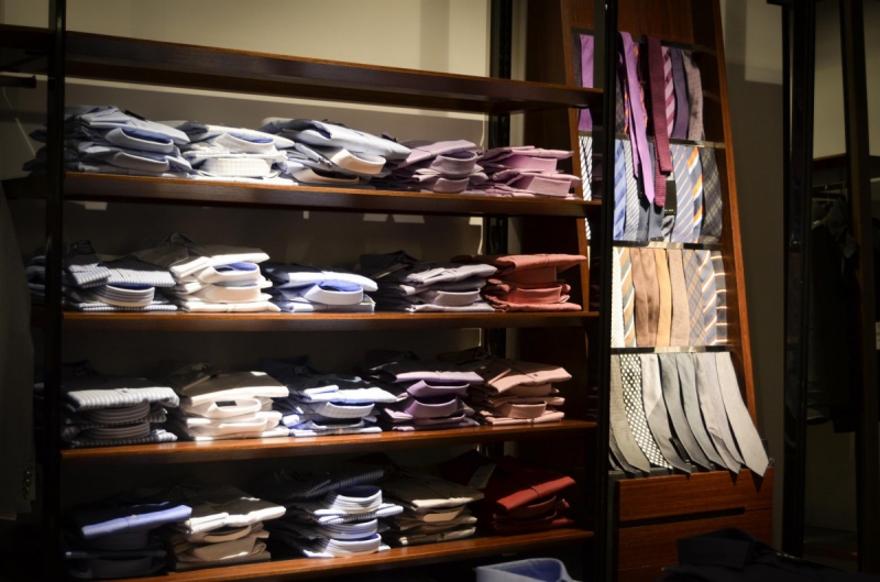 vitrine-SEILLANS-min_shirts_exhibition_shop_shopping_shelf_buy_business_clothing-940715